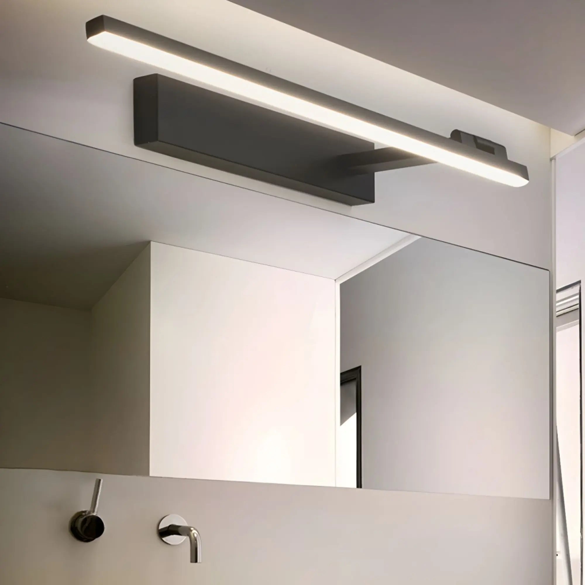 Applique murale LED design linéaire orientable noire ou blanche, style minimaliste, installée au mur.