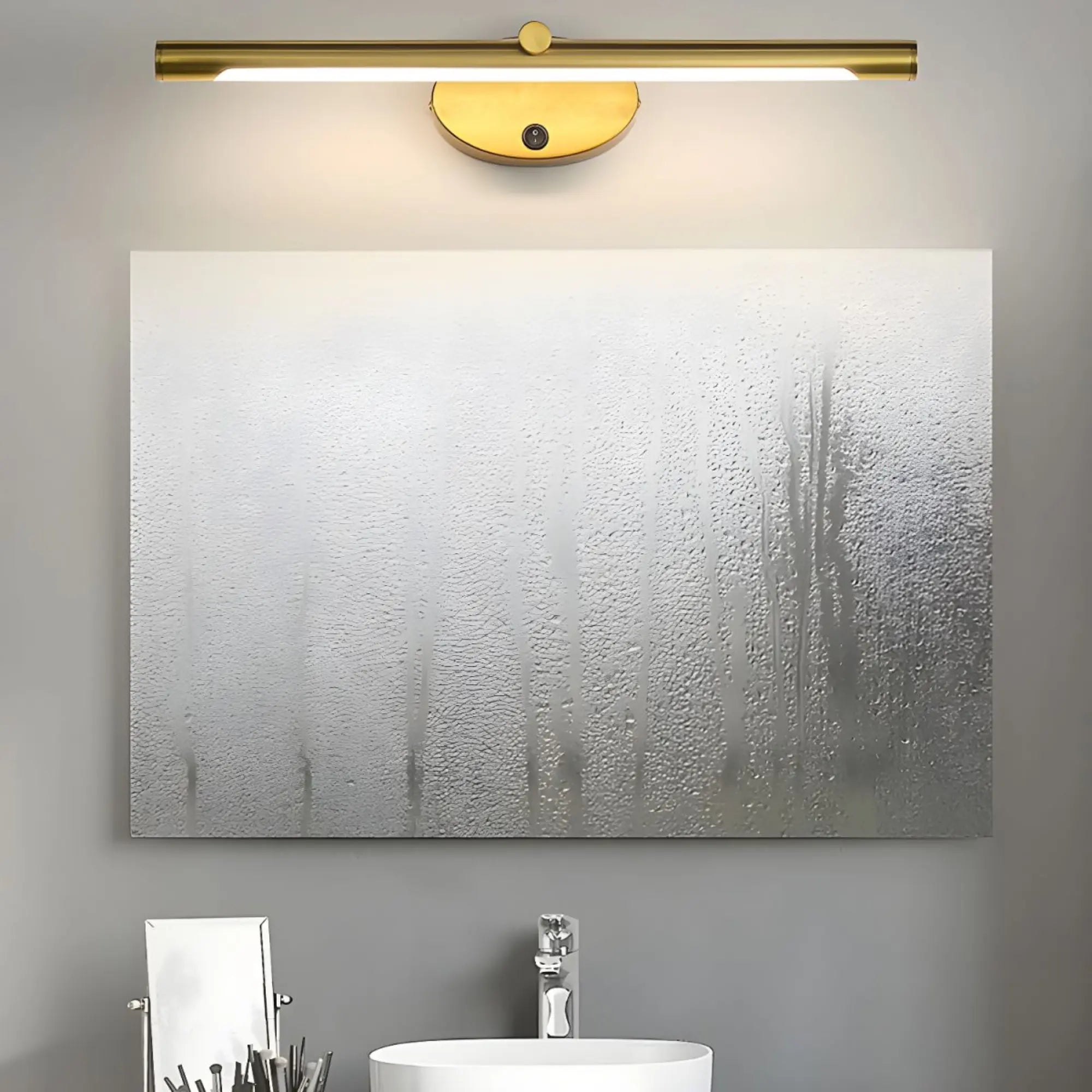 Luminaire mural LED tactile noir ou doré diffusant une lumière dorée douce.