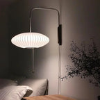 Applique murale boule design japonais soie et acier inoxydable diffusant une lumière douce.