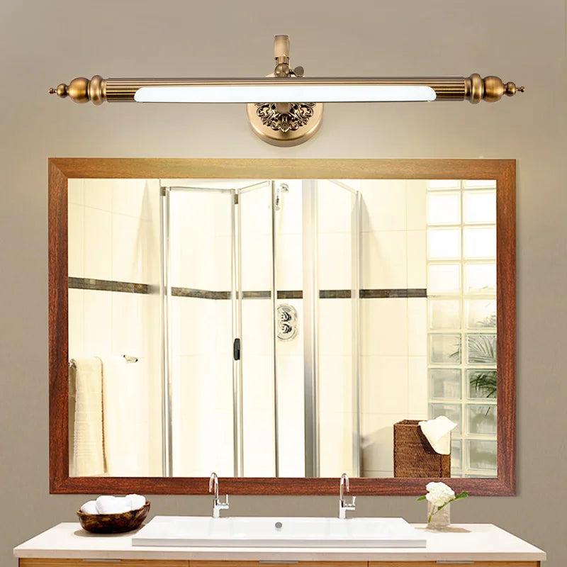 Applique murale rétro dorée LED acrylique installée au-dessus d'un miroir, style salle de bain.