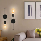 Deux appliques murales LED noires design en métal et acrylique fixées au mur.