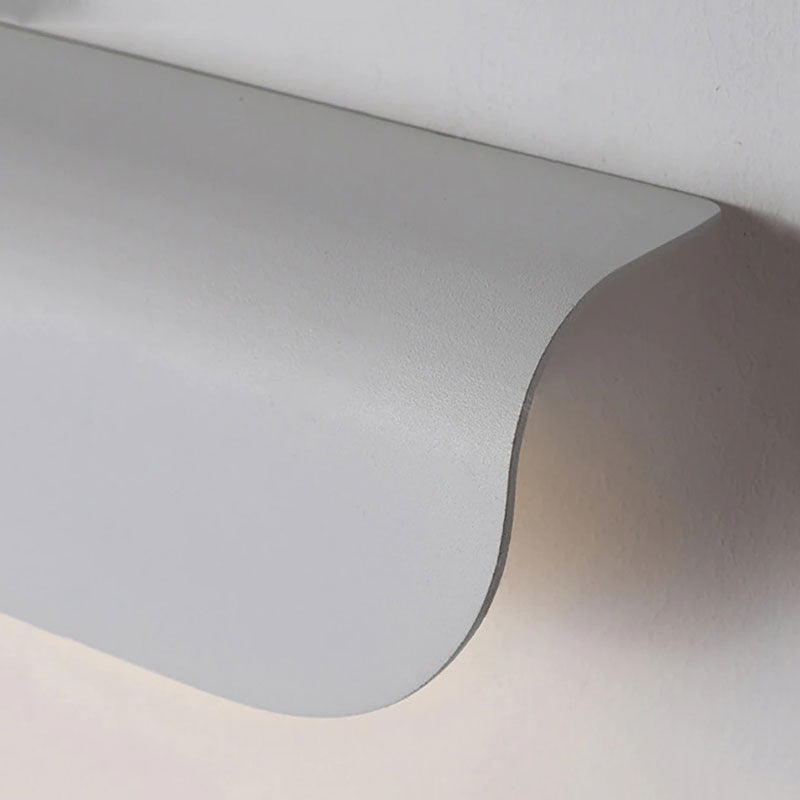 Soft LED light and gentle shadows flow from the wave design’s smooth, curved edge.