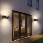 Applique murale LED moderne en aluminium éclaire élégamment la façade extérieure au crépuscule.