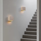 Deux appliques robustes pierre ponce Maison, mur blanc, lumière douce jaune diffusée.