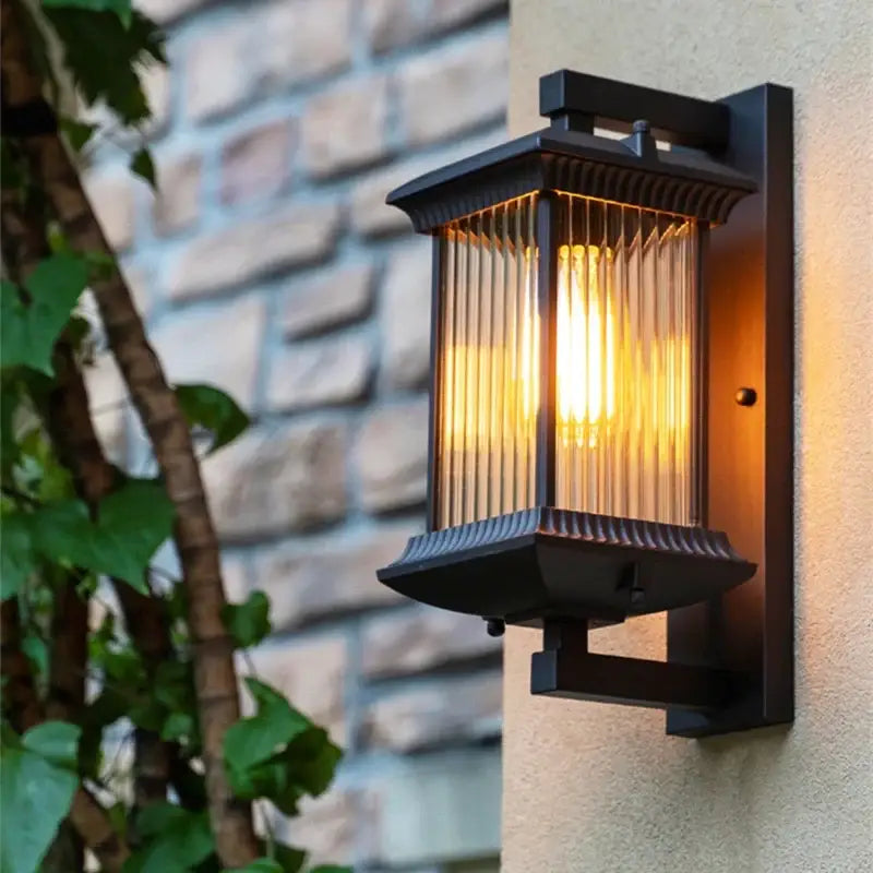 Lanterne murale extérieure classique en aluminium et verre, style élégant pour jardin.