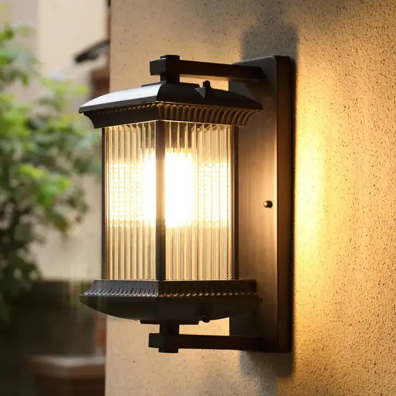 Applique murale extérieure LUMINAIRE MAISON, aluminium et verre strié, lumière chaude diffusée.