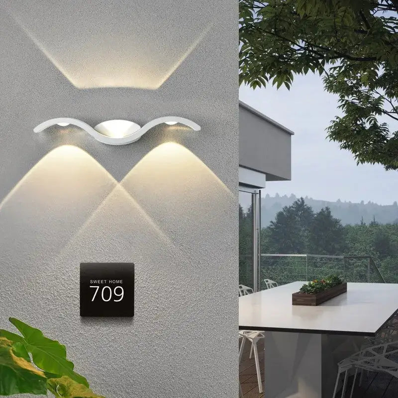 La lampe murale LED aluminium projette une lumière vague vers le haut et le bas.