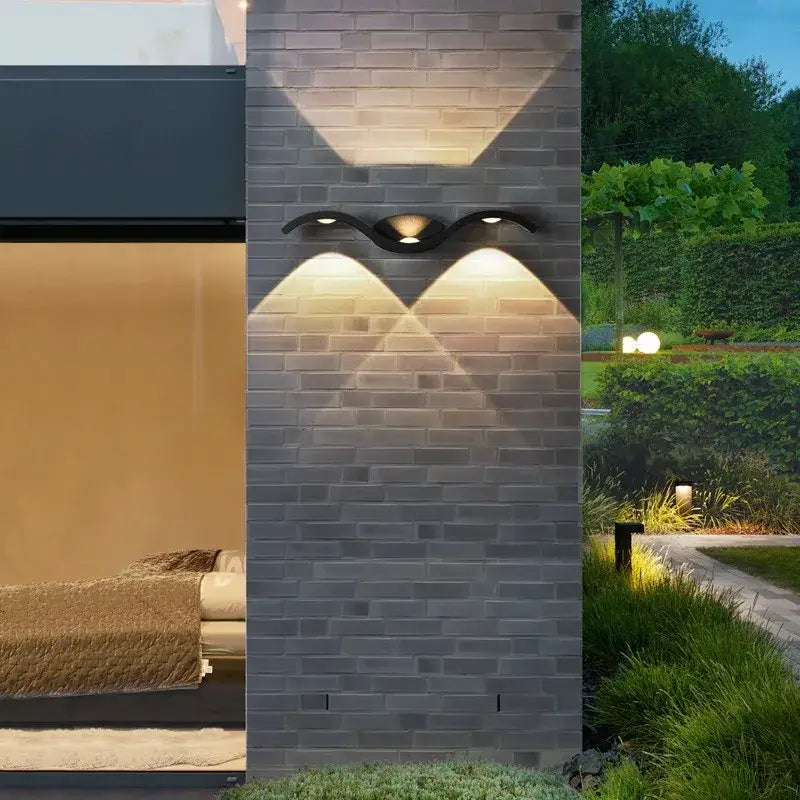 Applique murale extérieur LED aluminium diffuse une lumière haut et bas sur mur gris.
