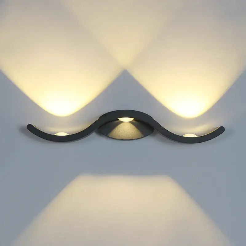 Luminaire mural noir moderne, LED, lumière jaune diffuse vers le haut et le bas, motifs géométriques.