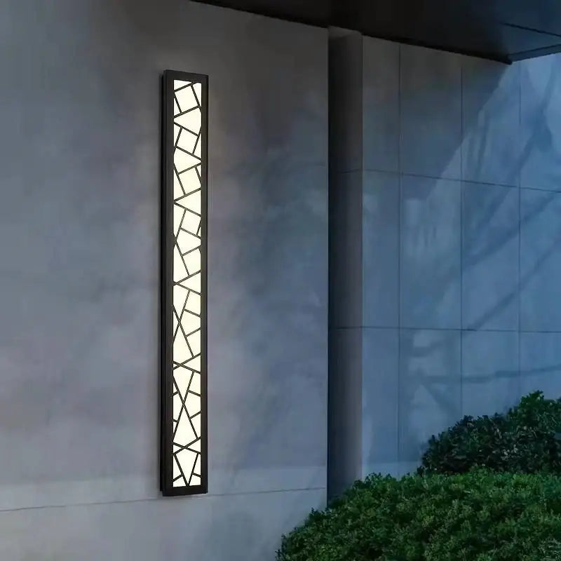 Applique murale géométrique en aluminium au design moderne diffusant une lumière douce.