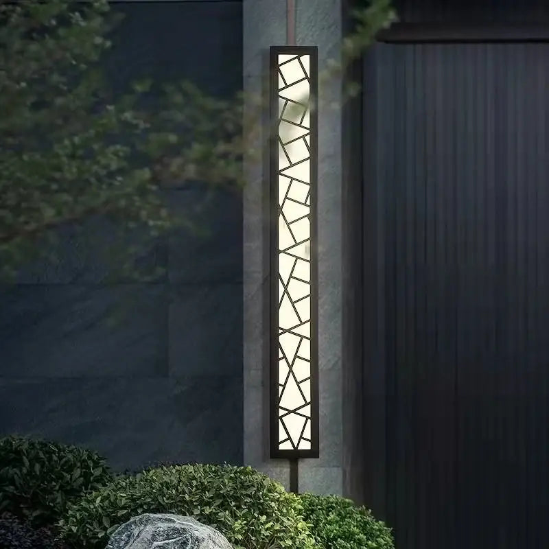 Applique murale extérieure en aluminium au design géométrique et moderne fixée au mur.
