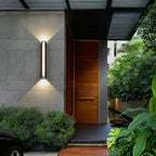 Applique murale extérieur LED rectangulaire en aluminium robuste fixée au mur d'entrée.