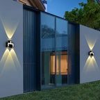 Deux appliques murales LED en zigzag projettent des motifs géométriques lumineux sur un mur blanc.