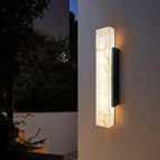 Applique murale LED effet marbre, veinures dorées, éclat raffiné et moderne.