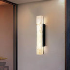 Applique murale LED à effet marbre, lumière douce et chaude, ambiance moderne.