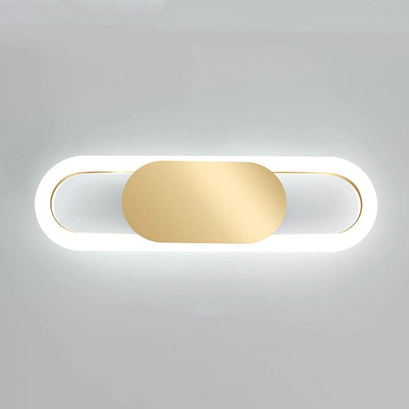 This wall light combines a bright LED ring with gold for stunning, modern illumination.