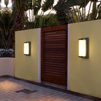 Deux appliques murales LED étanches aluminium LUMINAIRE MAISON, design moderne IP65, s'illuminent le soir.
