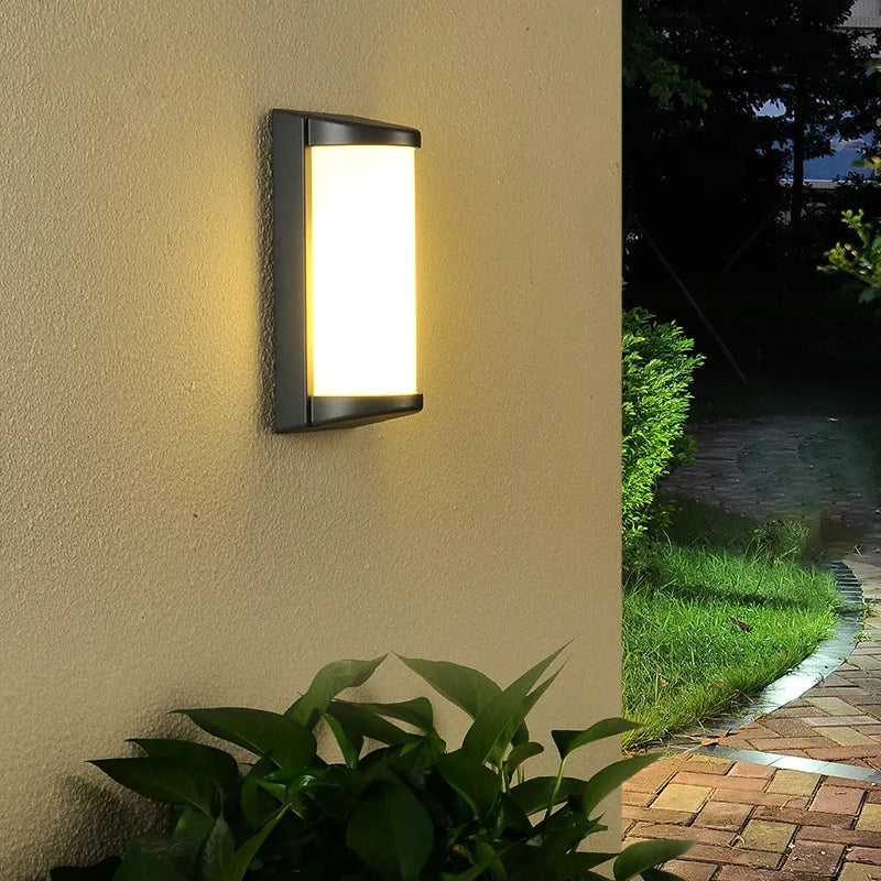 Le luminaire mural extérieur LED étanche diffuse une lumière chaude sur le mur beige.