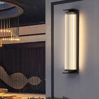 Applique murale extérieure noire avec grand abat-jour côtelé en verre et lumière LED chaude.
