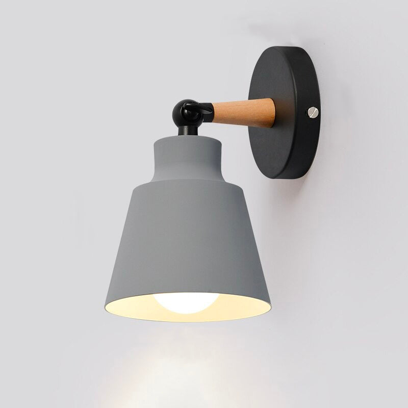 Experience focused downward lighting with this modern, adjustable wall lamp—perfect for task illumination.
