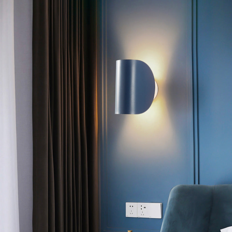 Applique murale LED en métal noir courbé, lumière chaude, design moderne pour salle de bain.