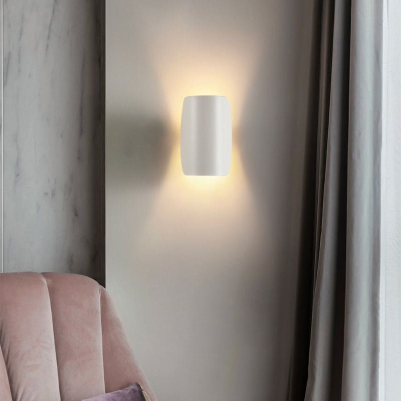 Applique murale LED moderne en métal, éclaire doucement le mur d'une lumière chaude.