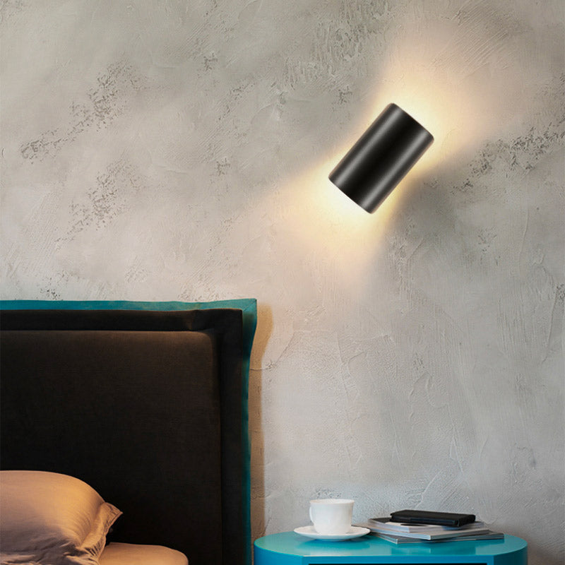 Le luminaire mural LED moderne en métal diffuse une lumière chaude, ambiance salle de bain.
