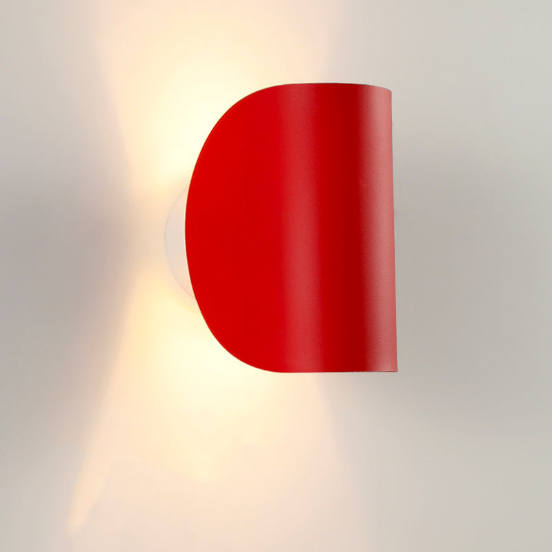 Luminaire mural rouge en métal courbé, LED intégrée, diffuse une lumière chaude motif unique.