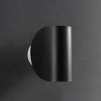 Luminaire en métal moderne LED, design épuré et lignes contemporaines, lumière douce.