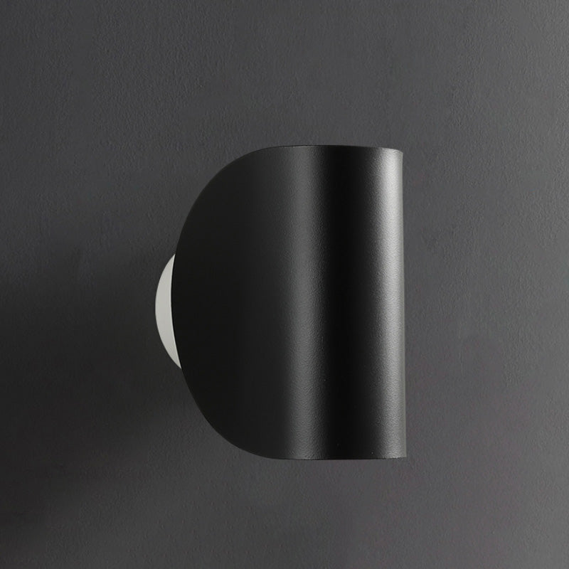 Luminaire en métal moderne LED, design épuré et lignes contemporaines, lumière douce.