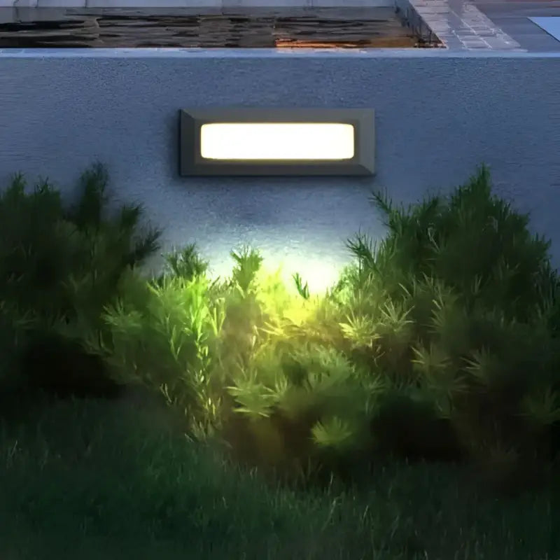 Applique murale LED extérieur encastré, design aluminium résistant, éclaire intensément.