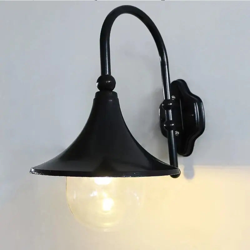 Luminaire rétro en acier noir avec bras courbé et abat-jour cône, globe verre clair.