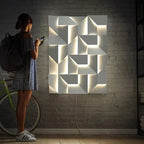 Applique murale élégante en fer blanc diffusant une douce lumière blanche sur le mur.