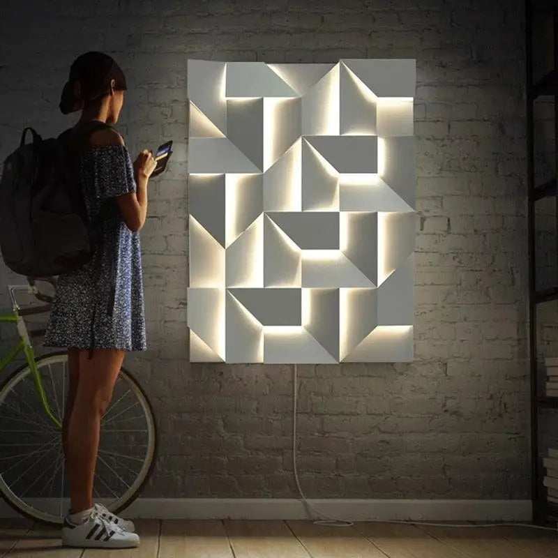 Applique murale élégante en fer blanc diffusant une douce lumière blanche sur le mur.
