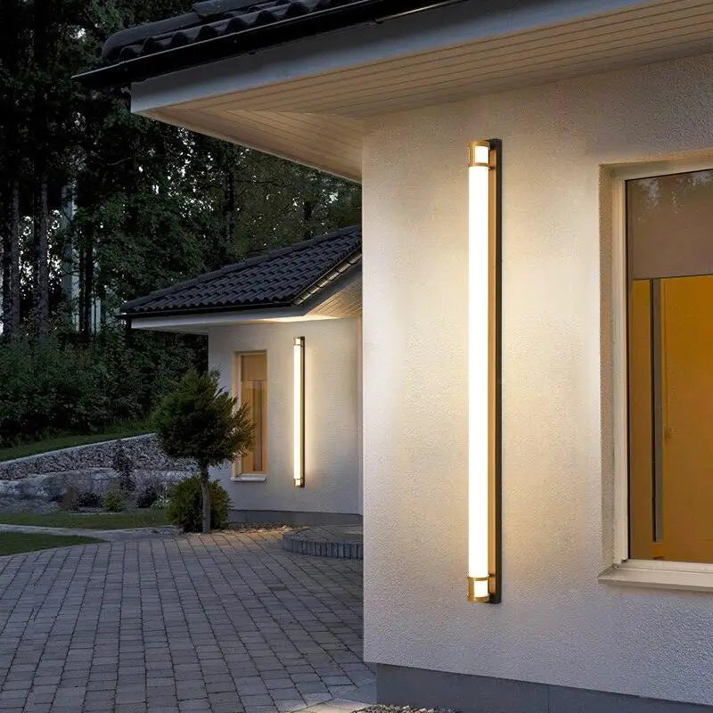 Applique murale LED moderne en aluminium, puissante, éclaire efficacement une façade blanche.