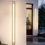 Deux appliques murales LED modernes en aluminium diffusent une lumière chaleureuse à l'extérieur.