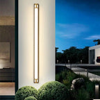 Applique murale LED moderne en aluminium, éclairage extérieur élégant, allumée au crépuscule.