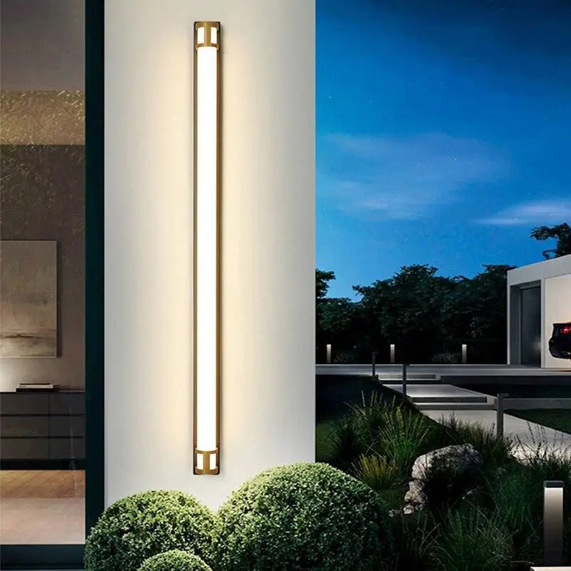 Applique murale LED moderne en aluminium, éclairage extérieur élégant, allumée au crépuscule.