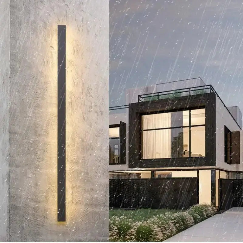Luminaire extérieur élégant IP65 avec détecteur de mouvement, éclaire un mur sous la pluie.