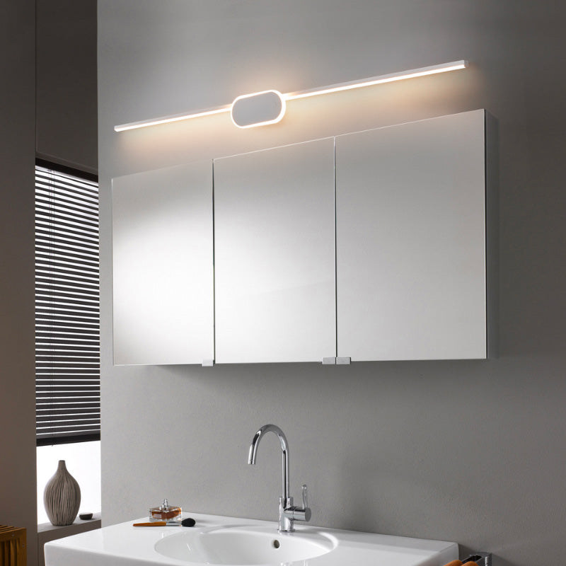 Luminaire mural LED intégré, éclairage horizontal design épuré au-dessus d'un miroir.