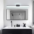 Luminaire mural LED épuré, design moderne, placé au-dessus du miroir de salle de bain.