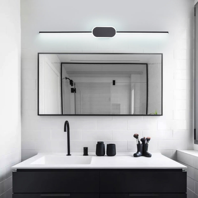 Luminaire mural LED épuré, design moderne, placé au-dessus du miroir de salle de bain.