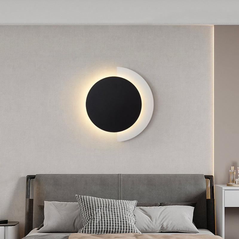 ORLUNE HOME wall light’s black circle and glowing crescent evoke a serene eclipse effect.