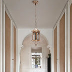 La lanterne dorée orientale illumine le mur blanc avec son élégant design en fer.