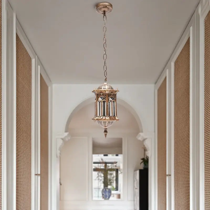 La lanterne dorée orientale illumine le mur blanc avec son élégant design en fer.