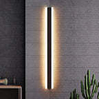 Le LUMINAIRE MAISON applique murale extérieur LED noire diffuse une lumière dorée chaleureuse.